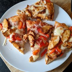 A picture of BBQ chicken pizza.
