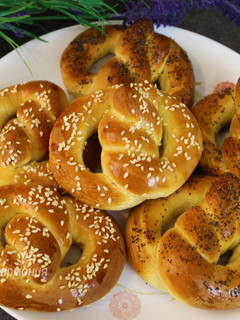 Фото Кренделя с кунжутом и маком.