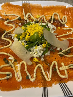 Una foto de Carpaccio de salmón curado