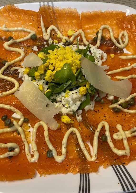 Una foto de Carpaccio de salmón curado