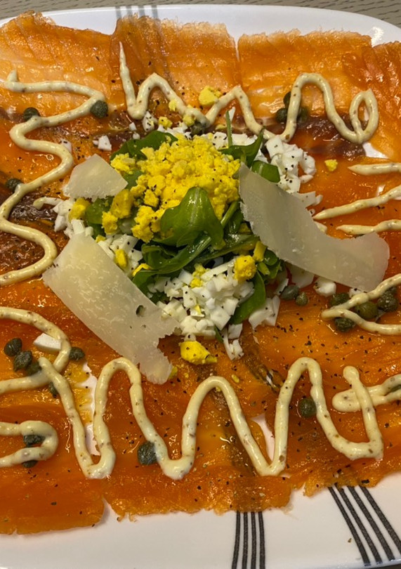 Una foto de Carpaccio de salmón curado