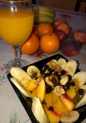 Una foto de Desayuno con frutas frescas y frutos secos 😋
