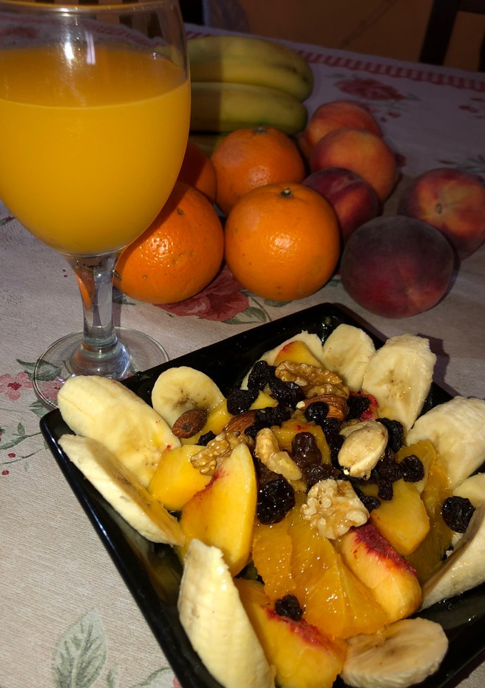 Una foto de Desayuno con frutas frescas y frutos secos 😋
