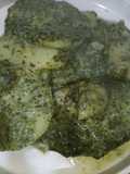 Papas con salsa de queso y espinaca