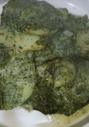 Una foto de Papas con salsa de queso y espinaca