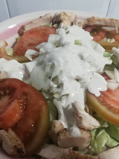 Una foto de Ensalada de pollo