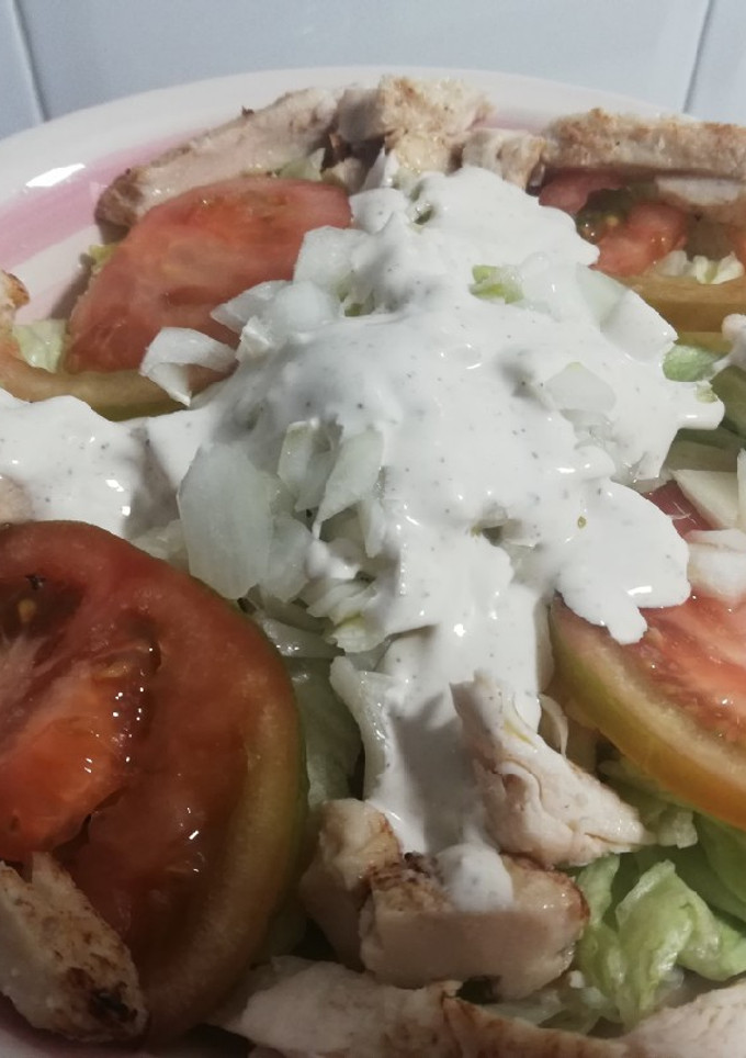 Una foto de Ensalada de pollo