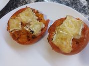 Una foto de tomates rellenos en sarten