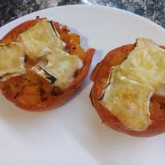 Una foto de Tomates rellenos de calabaza y queso brie