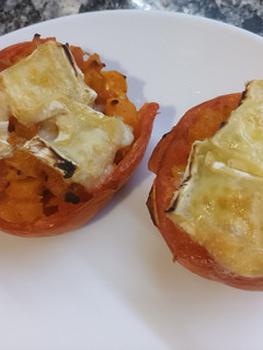 Una foto de Tomates rellenos de calabaza y queso brie