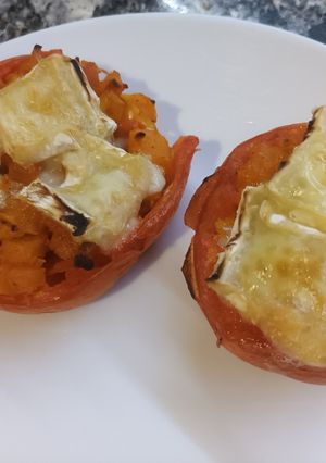 Una foto de Tomates rellenos de calabaza y queso brie