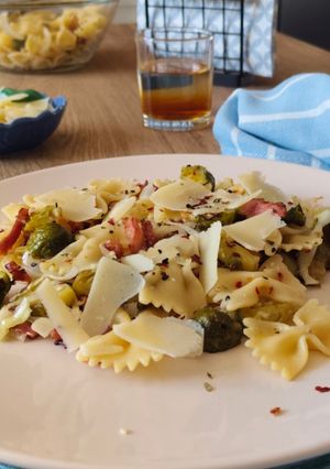 Una foto de Pasta farfalle con coles de Bruselas asadas