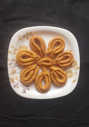 ઠેઠરી (Thethri Recipe In Gujarati) રેસીપી મુખ્ય ફોટો