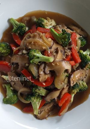 Foto resep Jamur dengan Paprika dan Brokoli Saus Tiram