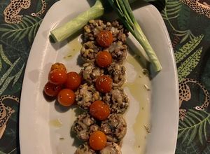 Foto principal de Champiñones con relleno de kibbeh y tomates confitados