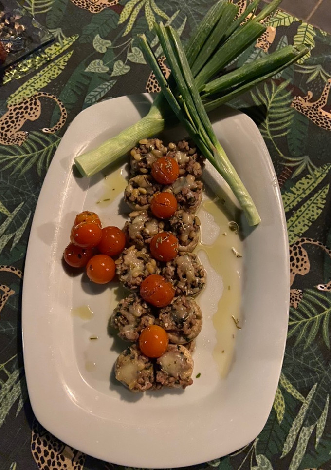 Una foto de Champiñones con relleno de kibbeh y tomates confitados