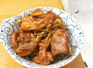 Hình của món Gà kho sả, sa tế.