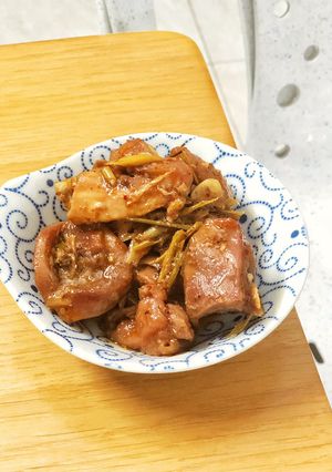 Hình của món Gà kho sả, sa tế.