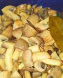 Грибы маринованные (шампиньоны)