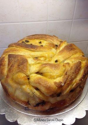 Foto di Brioche intrecciata con marmellata di arance e cioccolato