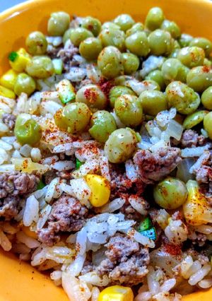 Una foto de Arroz con verduras y carne molida de res