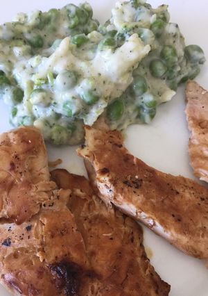 Una foto de Pechugas de Pollo con Verduras y Salsa Blanca