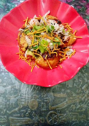 A picture of Aloo kachori.