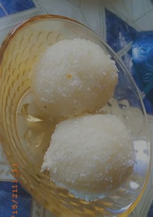 कोकोनट लड्डू (Coconut Laddu recipe in Hindi) रेसिपी मुख्य फोटो