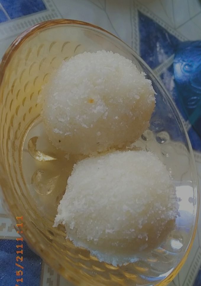 कोकोनट लड्डू (Coconut Laddu recipe in Hindi) रेसिपी मुख्य फोटो