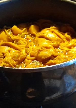 Una foto de Contramuslos con patatas y fideos