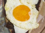 Una foto de huevo con cecina