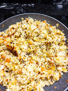 Una foto de Arroz frito con puerro y zanahoria