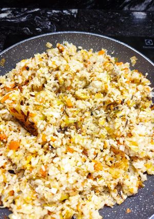 Una foto de Arroz frito con puerro y zanahoria