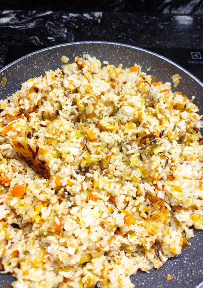 Una foto de Arroz frito con puerro y zanahoria