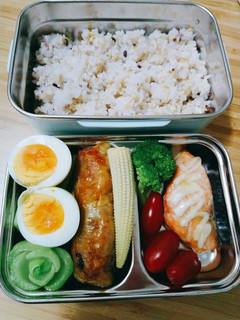 冷便當:雞腿捲/焦糖鮭魚 的食譜成品照片