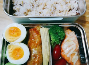 冷便當：雞腿捲/焦糖鮭魚 的食譜成品照片