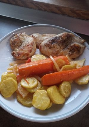 Borsos csirkemell serpenyős zöldségekkel recept fotója