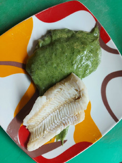 Una foto de Filete de merluza con puré de espinacas