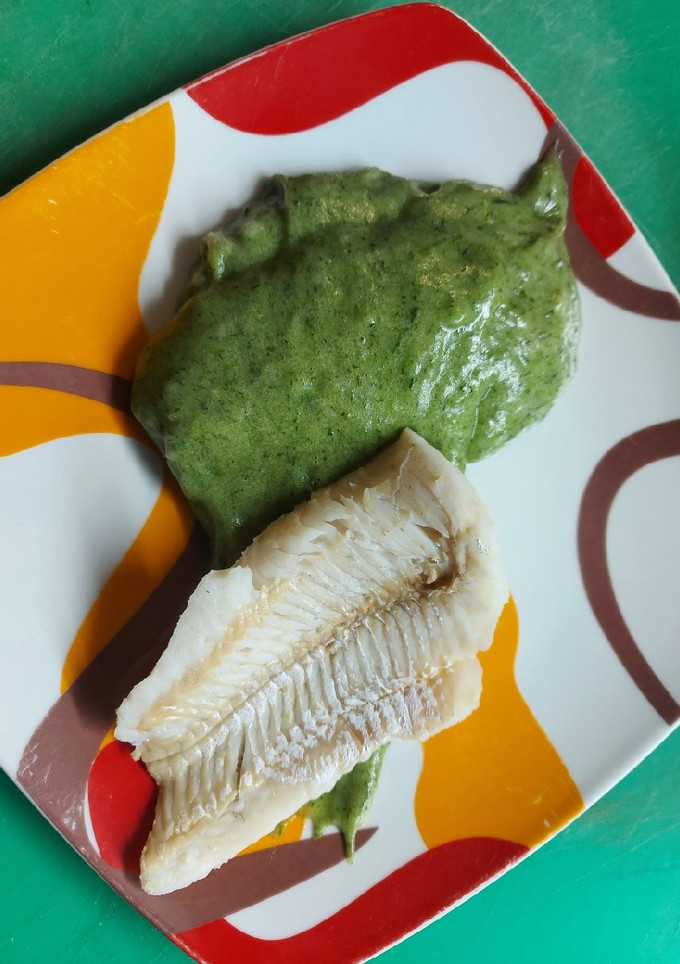 Una foto de Filete de merluza con puré de espinacas