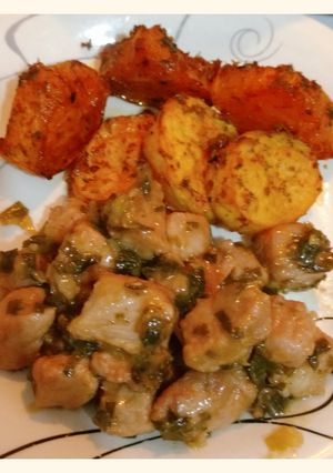 Una foto de 🍑Chuletas de cerdo🍑 agridulces con anco y papas bravas🌶️
