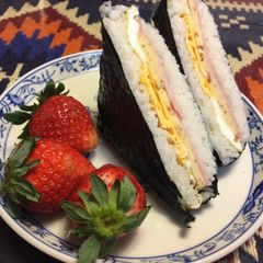 A picture of Japanese Rice Sandwich.