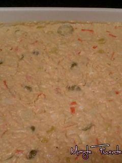 Una foto de Pudín de pescado y langostinos con salsa rosa