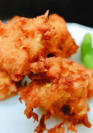 A picture of Onion chilli fritters.