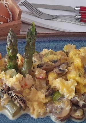 Foto principal de Revuelto de espárragos, setas y langostinos