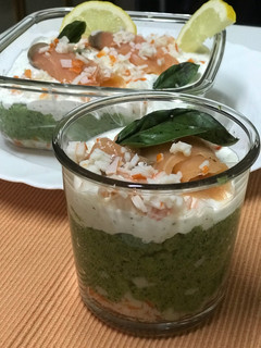 Una foto de Cóctel de brócoli y salmón con queso y surimi