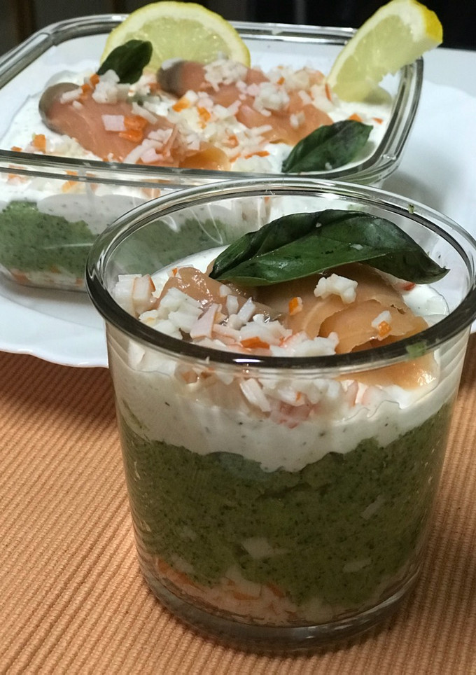 Una foto de Cóctel de brócoli y salmón con queso y surimi
