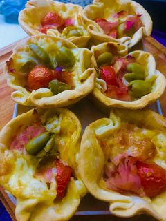 Una foto de CANASTITAS DE JAMÓN COCIDO Y QUESO CON TOMATE Y ACEITUNAS 🍖🧀🍅🫒