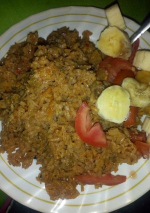 A picture of Pilau with tomatoes and bananas.