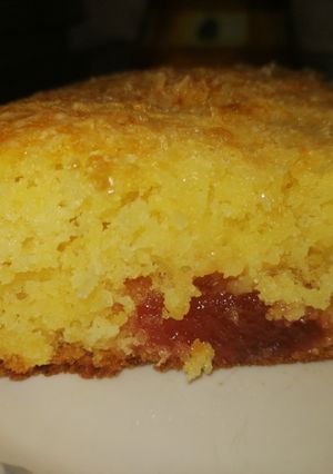 Una foto de Torta dulce con membrillo... 💛
