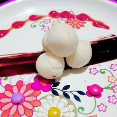 A picture of Rasgullas.
